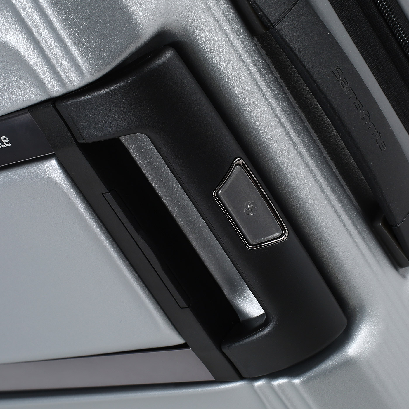 Чемодан средний M из поликарбоната Samsonite Nuon