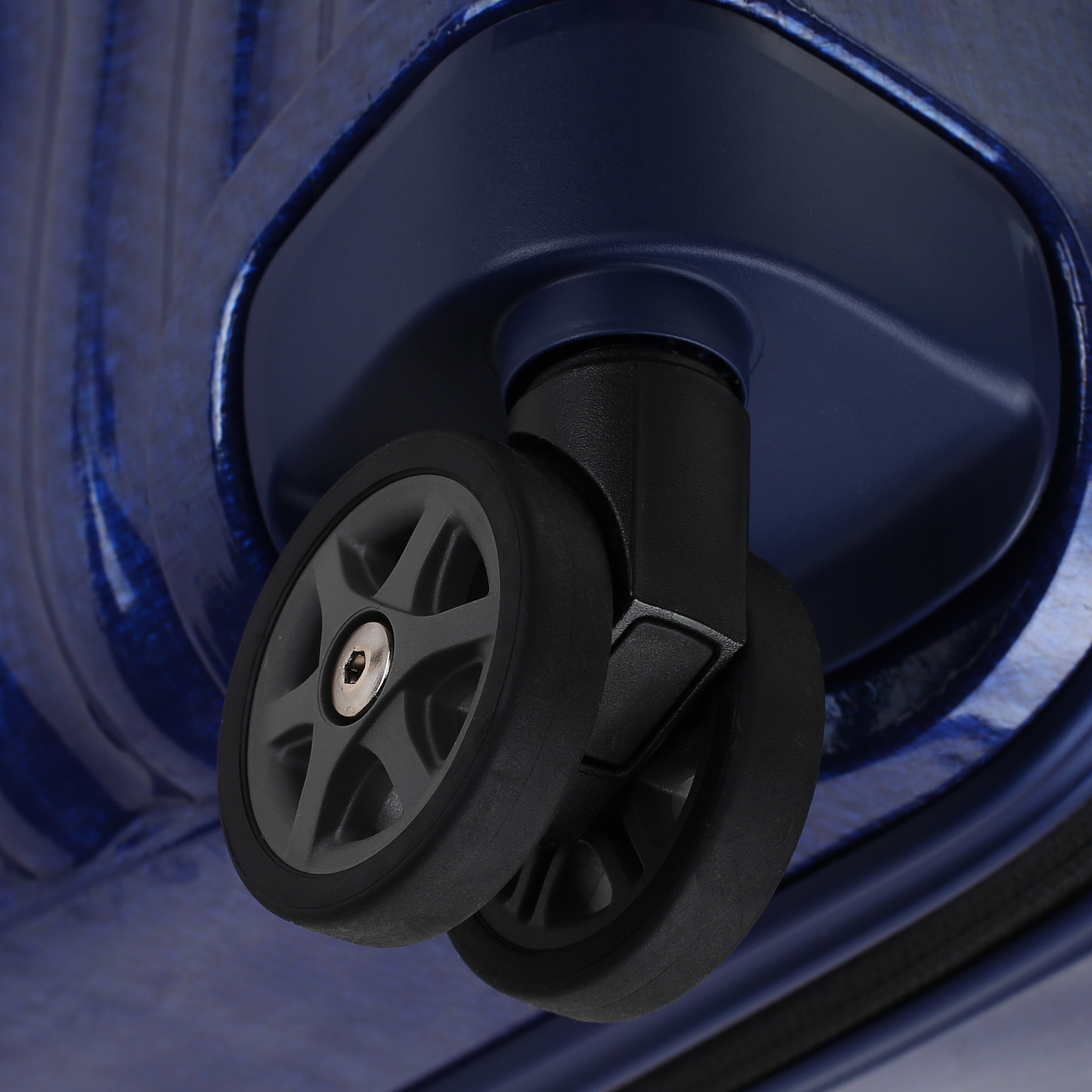 Чемодан средний M из материала Curv с кодовым замком Samsonite C-Lite