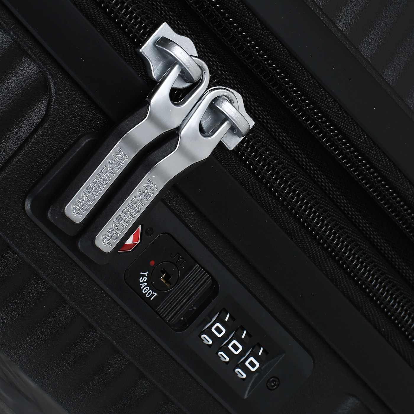 Небольшой чемодан на колесах American Tourister Soundbox